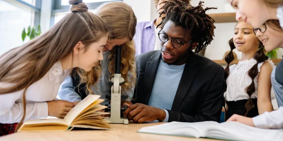 How Schema Construction Accelerates Learning Retention